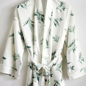 White Monique Lhuillier Lily Of The Valley Robe (med/large)